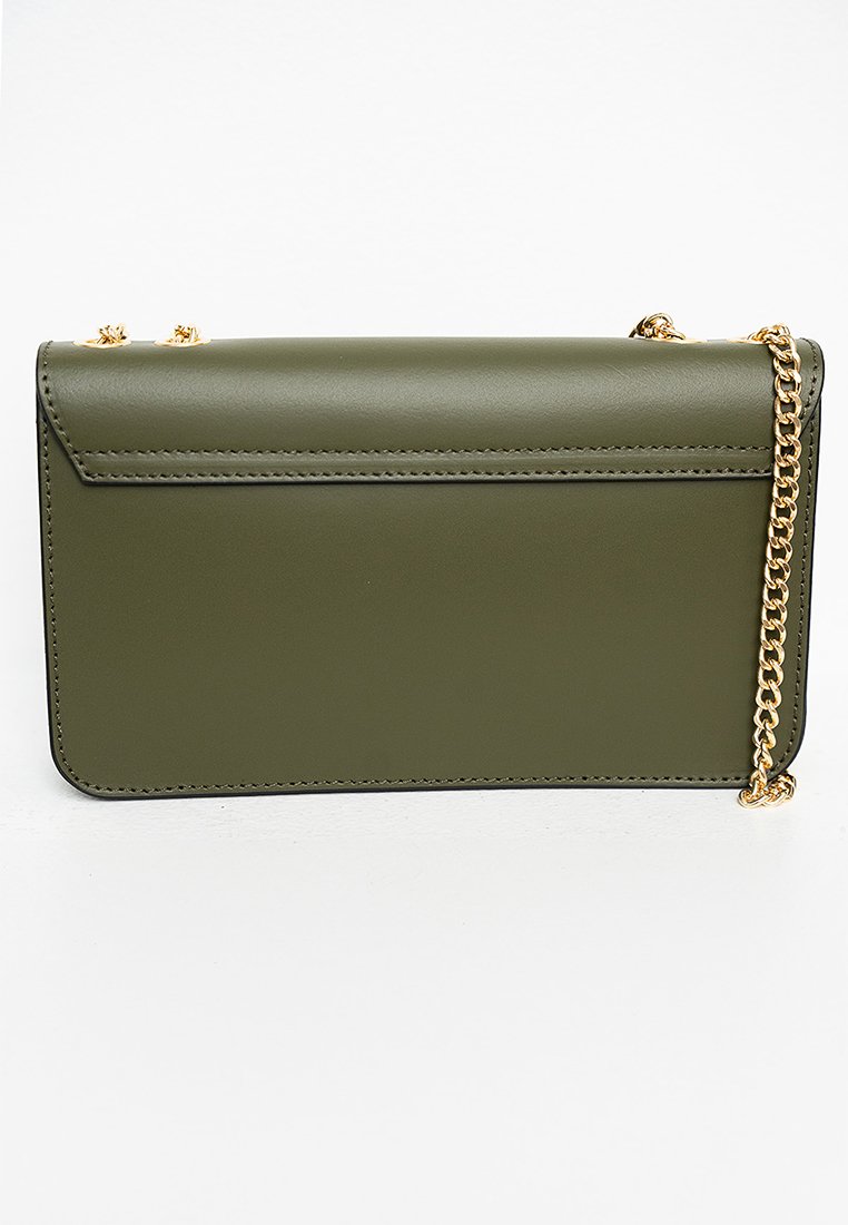 Bolso bandolera de cuero liso color verde oliva, con cierre de solapa y una cadena dorada. Presenta costuras a lo largo de los bordes y sin patrones visibles.