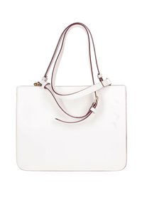 Borsa tote in pelle bianca con forma rettangolare, dotata di manici e dettagli color bordeaux. Texture liscia con design minimalista e senza hardware visibile.