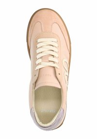 Hellrosa Sneaker aus Wildleder und Leder. Ausgestattet mit crèmefarbenen Schnürsenkeln, einer strukturierten Sohle und einem metallischen Akzent an der Ferse.