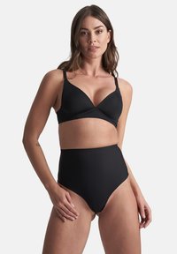 Schwarzes Bikini-Set mit einem Triangel-Bralette, verstellbaren Trägern und hochgeschnittenen Unterteilen. Glattes Material mit minimaler Detailgestaltung.