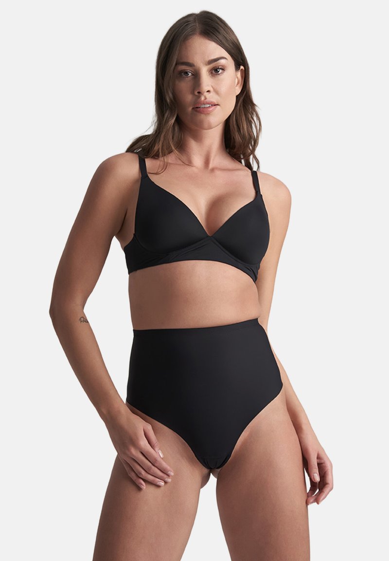 Schwarzes Bikini-Set mit einem Triangel-Bralette, verstellbaren Trägern und hochgeschnittenen Unterteilen. Glattes Material mit minimaler Detailgestaltung.