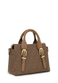 Bolso marrón con herrajes en tono dorado, que presenta dos hebillas decorativas, un patrón texturizado y asas dobles resistentes para llevar.