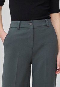 Modström GALE PANTS - Hlače - harbor green