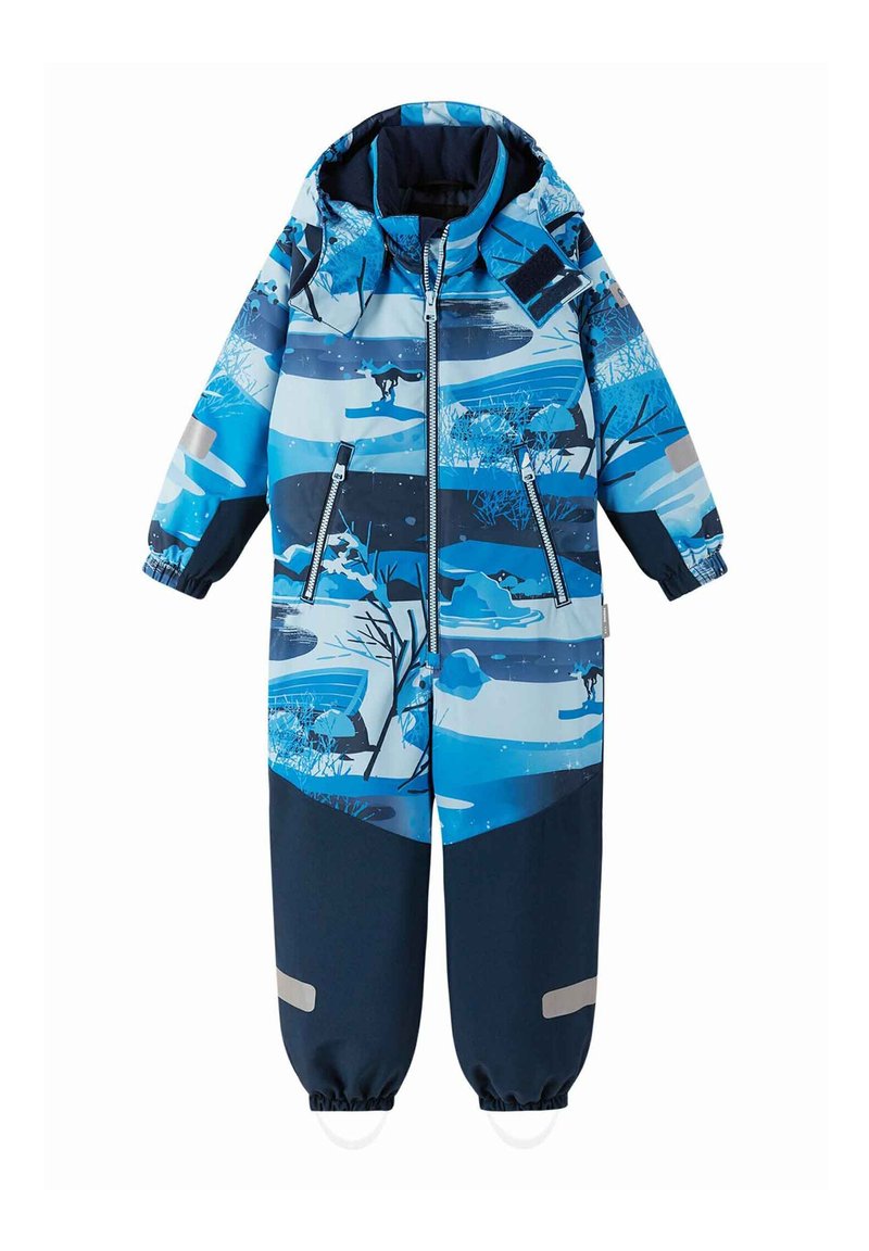 Mono impermeable que presenta colores azul y marino con un estampado de paisaje, cremallera frontal, puños elásticos y acentos reflectantes.