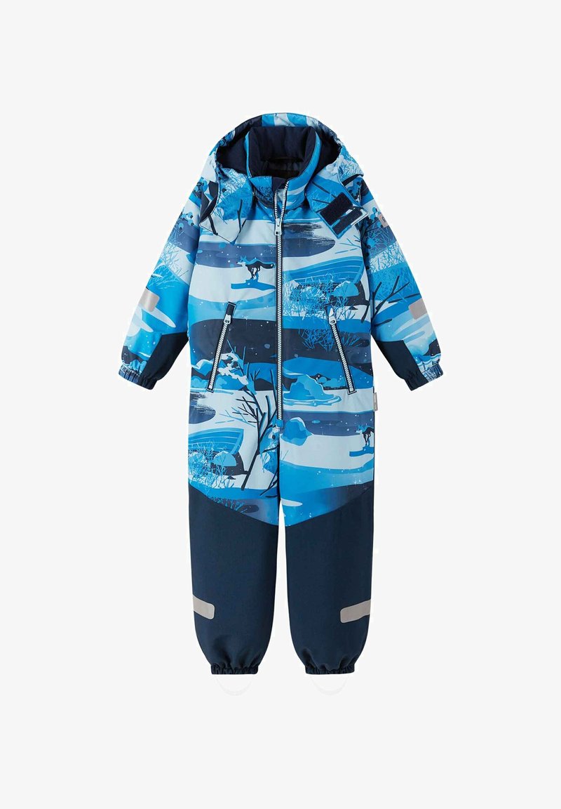 Mono impermeable que presenta colores azul y marino con un estampado de paisaje, cremallera frontal, puños elásticos y acentos reflectantes.