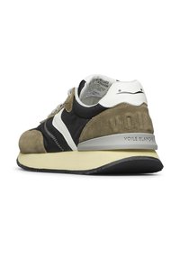 Sneaker casual in suède beige, tessuto nero, dettagli bianchi e branding "VOILE BLANCHE" sul tallone, mostrato da un angolo laterale posteriore.