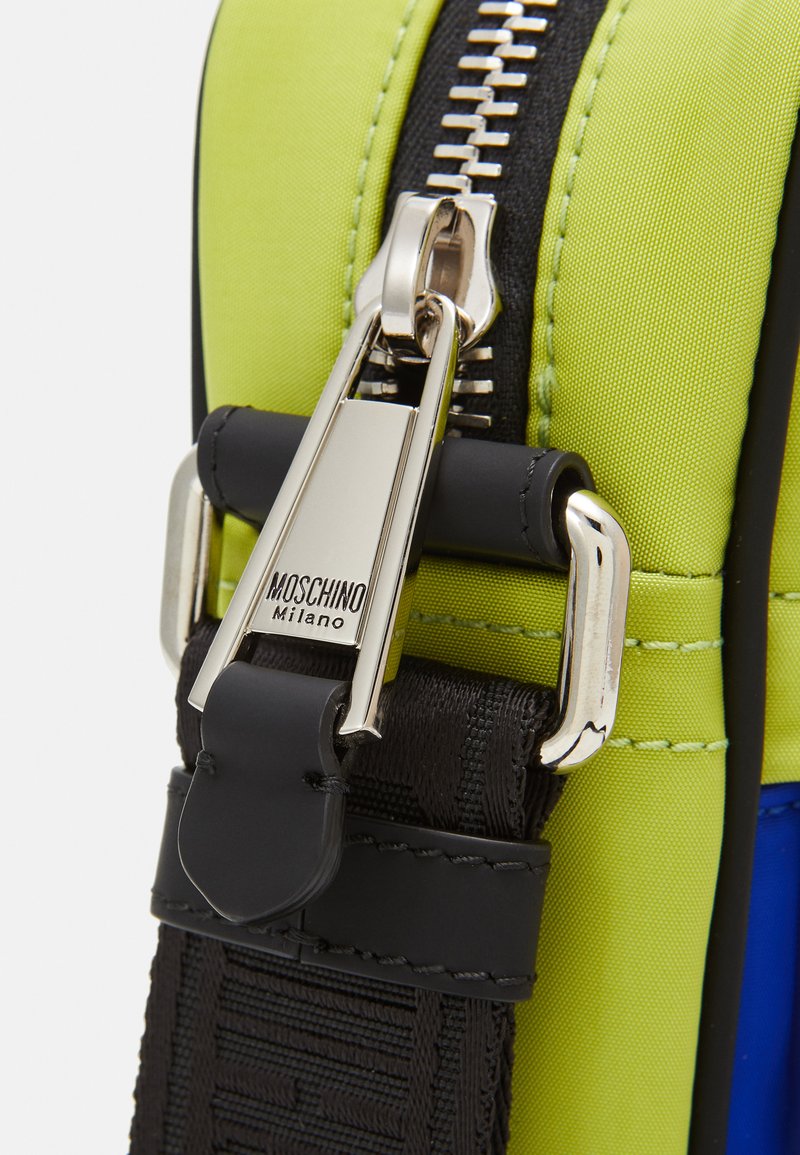 Herren Rucksäcke | MOSCHINO UNISEX Umhängetasche light blue/mehrfarbig - DZ44038 Herren Rucksäcke | MOSCHINO UNISEX Umhängetasche light blue/mehrfarbig - DZ44038