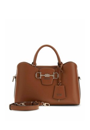 Bruine leren Guess-handtas met dubbele handvatten, metalen gespdetail, afneembare schouderriem en een merklabel aan de voorkant.