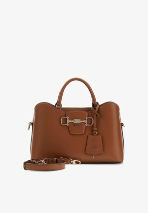 Bolso Guess de cuero marrón con asas dobles, detalle de hebilla metálica, correa de hombro desmontable y etiqueta con la marca en el frente.