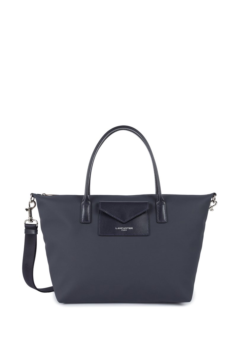Sac fourre-tout en nylon marine avec des accents en cuir, double anses supérieures, bandoulière amovible et poche à rabat à l'avant avec détail du logo.