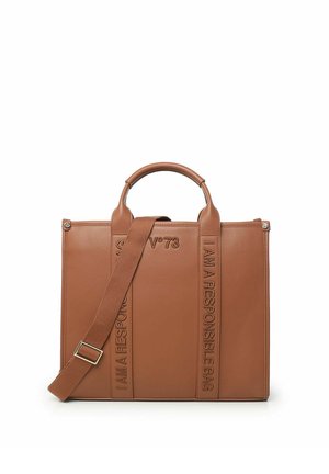 Bolso tote de cuero marrón con asas dobles y una correa desmontable. Presenta texto en relieve en la parte frontal para un detalle adicional.