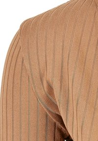 Ruskea ribatulla yläosalla, jossa on pystysuorat raidat, hieman olkapäällys ja textured-kangas. Suunnittelu on vartalonmyötäinen ja siinä on pehmeä viimeistely.