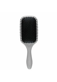Haarborstel met paddle-vorm, een zwarte borstelkop, een grijze rubberen handvat, een rechthoekig ontwerp en licht afgeronde hoeken voor een comfortabele grip.