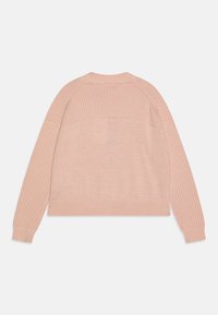 Maglione lavorato a maglia rosa chiaro con una texture a costine, dotato di maniche lunghe, colletto rotondo e un taglio leggermente cropped all'orlo.