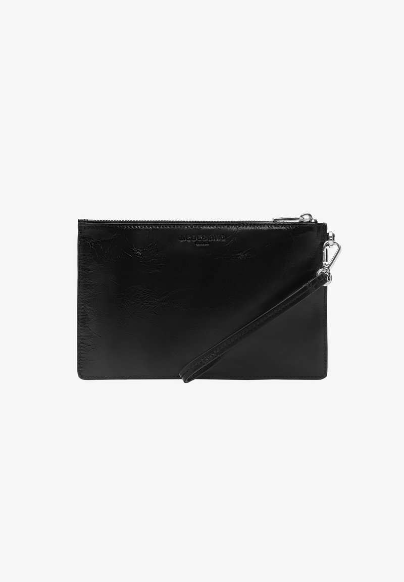 Czarna skórzana saszetka na zamek z paskiem na nadgarstek i srebrnym metalowym zapięciem, strukturalna powierzchnia i wytłoczone logo marki blisko górnej krawędzi.