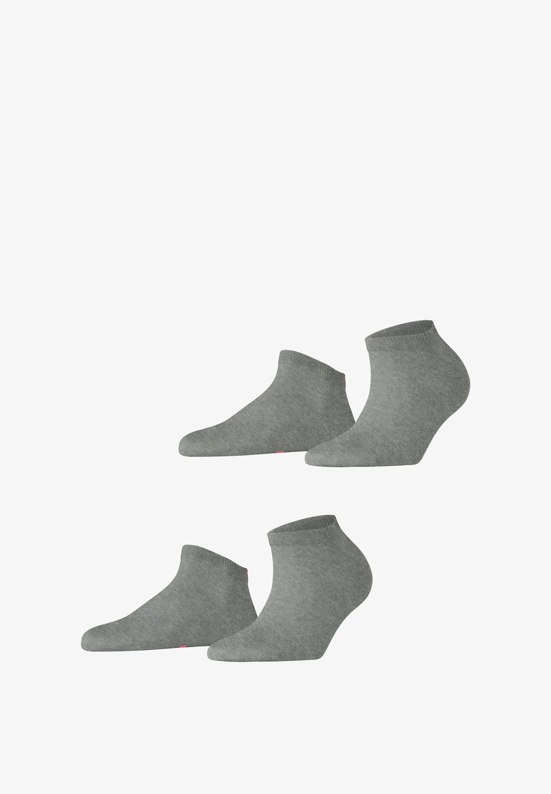Chaussettes de cheville grises en matériau doux, avec un revers côtelé, un bout arrondi et un petit logo rose. Deux paires exposées.