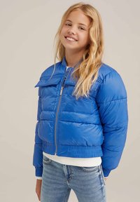 Kék steppelt dzseki cipzárral elöl, rugalmas mandzsettákkal és rövidített szabással. Simább, fényes textúrával és hajtott gallérral rendelkezik.