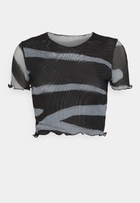 Svart genomskinlig cropped topp med ett vågigt grått mönster, rundad halsringning och korta ärmar. Texturerad tyg med volangdetaljer vid fållen.