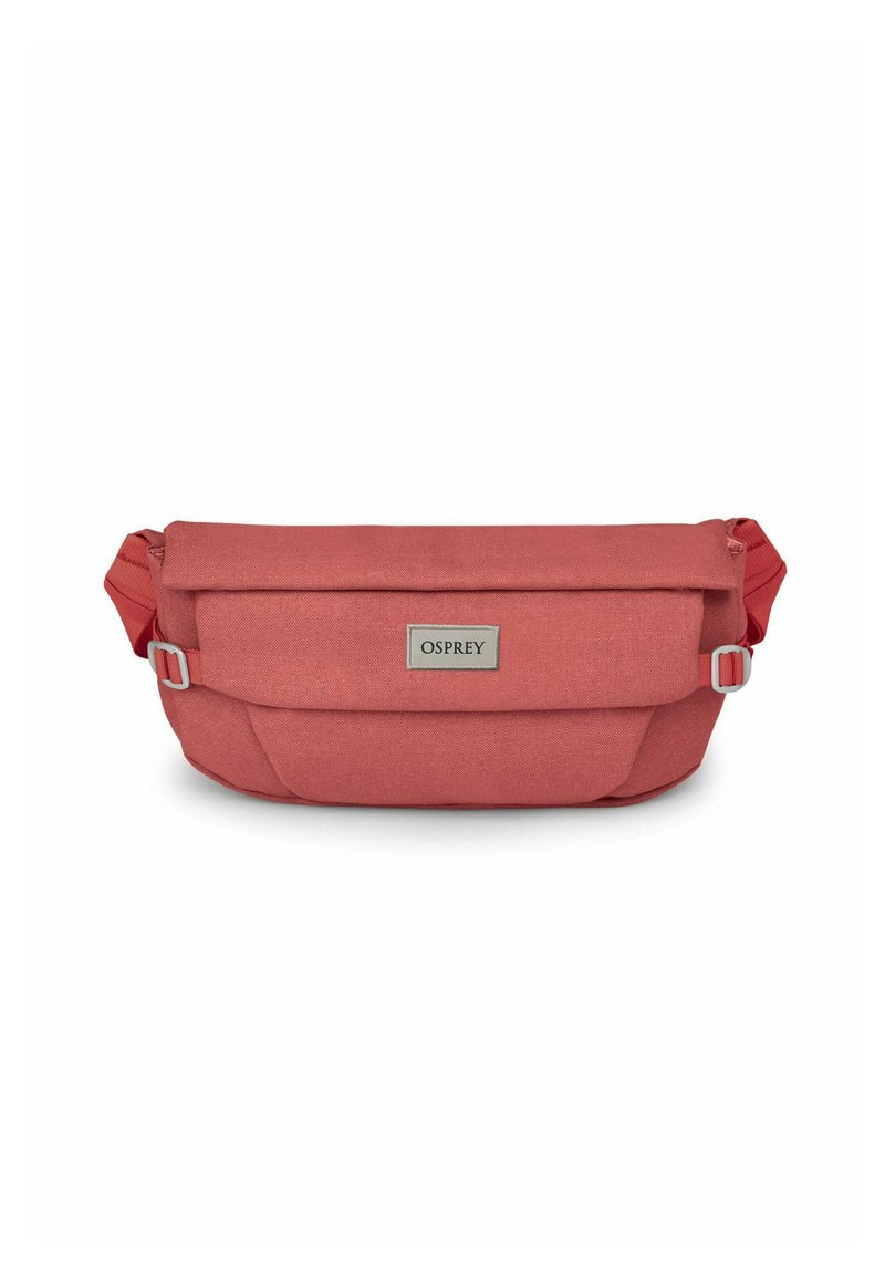 Bolso de cintura Osprey en tejido coral con solapa plegable y correas laterales ajustables. Presenta una placa de logo plateada en la parte frontal.