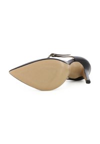 Zwarte leren stilettohak met een puntige neus en een blootgestelde hak. De zool is glad met gripgroeven. Een enkelbandje met gouden accessoires.