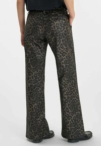 Leopardprint flared pants in donkere tinten met een gestructureerde stof en een vijf-pocket ontwerp, met contrasterende zwarte stiksels.
