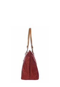 Borsa a tracolla in nylon rosso con forma triangolare, manici in pelle marrone e chiusura a zip. Presenta dettagli in metallo e una trama minimale.