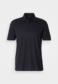 Polo de manga corta en azul marino oscuro con cuello y tapeta de tres botones, exhibido sobre un fondo claro y liso.