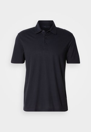 Polo de manga corta en azul marino oscuro con cuello y tapeta de tres botones, exhibido sobre un fondo claro y liso.