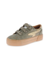 Sneaker verde in ecopelle con cinturini in velcro a stampa leopardata, dettaglio a forma di fulmine dorato e suola in gomma beige.