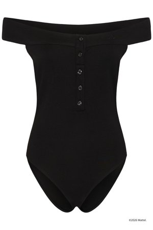 Μαύρο κορμάκι με αποκαλυπτικούς ώμους, φαρδύ ντεκολτέ και μια σειρά από πέντε μαύρα κουμπιά μπροστά.