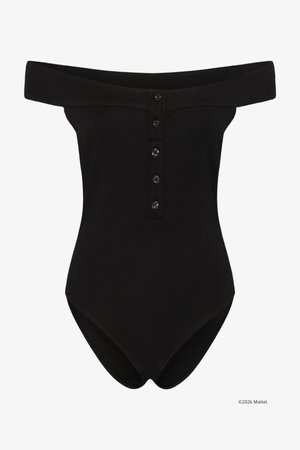 Μαύρο κορμάκι με αποκαλυπτικούς ώμους, φαρδύ ντεκολτέ και μια σειρά από πέντε μαύρα κουμπιά μπροστά.