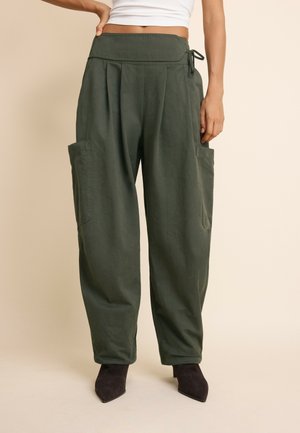 Stradivarius, CARGO TROUSERS WITH WAIST DETAIL - Cargo trousers - dark green