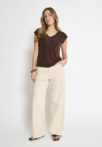 Desires BOB SHORTSLEEVE SHIMMER - Navadna majica - java brown