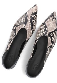 Peeptoe-Ballerinas aus strukturiertem Schlangenledermuster, in Beige-, Schwarz- und Cremetönen mit einem eleganten schwarzen Innenfutter.