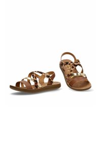 Sandalias marrones y con estampado de leopardo, con tiras cruzadas, acentos metálicos y una plantilla moldeada. Suela plana para comodidad y soporte.