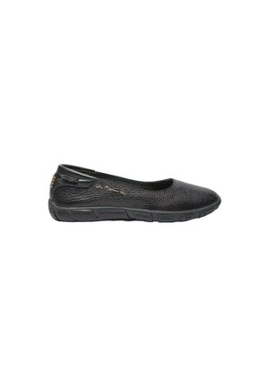 Ballerines noires en cuir avec une surface texturée, semelle en caoutchouc flexible et couture décorative au talon. Design léger et minimal.