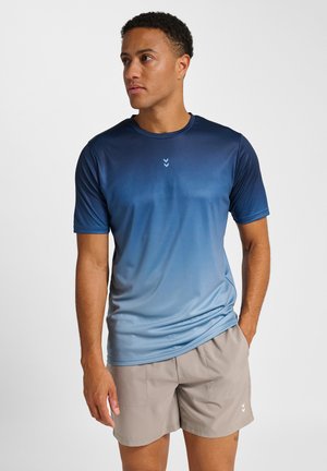 Kortærmet sportsskjorte i gradient blå nuancer med rund hals og diskret logo på brystet. Glat, let stof.