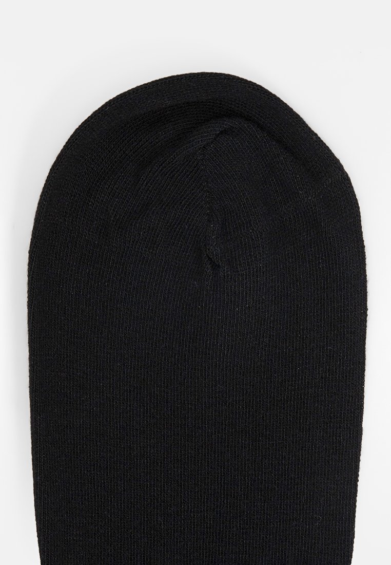 Schwarze Knöchelsocke mit glatter, gerippter Textur; abgerundete Zehenpartie und ohne sichtbare Muster oder Akzente. Einfaches und funktionales Design.