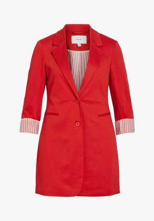 Blazer roșu de damă cu doi nasturi, rever cu decupaj, mâneci suflecate care dezvăluie căptușeala alb-roșie cu dungi și buzunare cu deschidere.