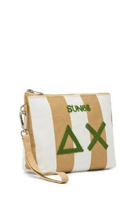 Marsupio in cotone con strisce crema e beige, caratterizzato da testo ricamato verde "SUN68" e simboli. Include una tracolla e accessori in argento.
