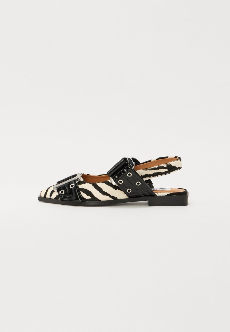 Slingback sandaler med et zebra-mønstret overdel i sort og hvit, med sorte stropper, metallbeslag og en flat såle.