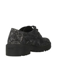 Scarpe Geox nere con una finitura lucida e testurizzata, suola in gomma spessa, caratterizzate da una chiusura con lacci e un discreto logo del marchio sul tallone.