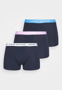 Trois paires de boxers bleu marine avec des ceintures élastiques en bleu, rose et blanc, avec "TOMMY HILFIGER" imprimé. Tissu doux et extensible.
