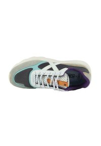 Scarpa sportiva grigia e teal con pannelli in rete, texture sovrapposte, lacci bianchi, accenti viola e un'etichetta arancione sulla linguetta.