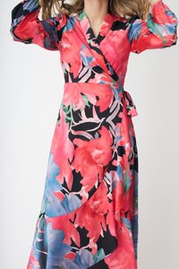 Ziedu raksta kleita ar lieliem rozā un zilajiem ziediem uz melna fona, garām piedurknēm, V veida izgriezumu un jostu viduklī.