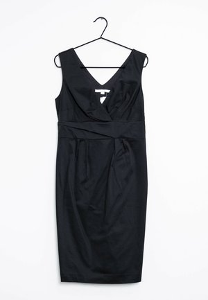 Vestido negro sin mangas con escote en V, cintura entallada y detalles plisados. El material parece suave, sin patrones o elementos metálicos visibles.