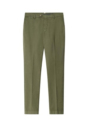 Pantalon vert olive ajusté avec poches avant, passants pour ceinture, fermeture à boutons et plis marqués le long des jambes.