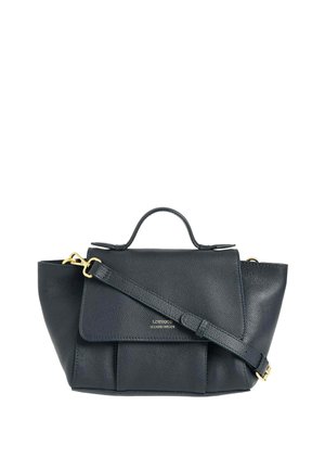 Sac à main en cuir texturé noir avec poignée supérieure, rabat avant, bandoulière amovible et quincaillerie dorée sur fond blanc.