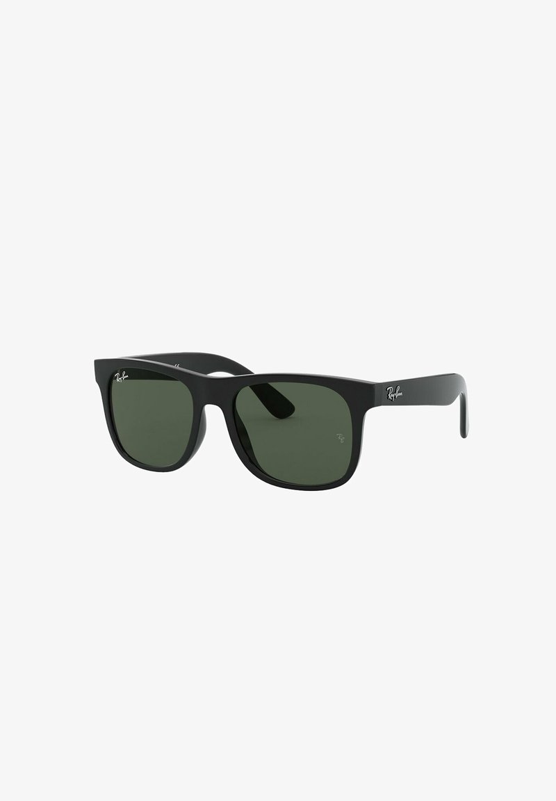 Occhiali da sole con montatura nera in plastica e lenti verdi. Forma quadrata con logo Ray-Ban sulla lente e sul lato della montatura.