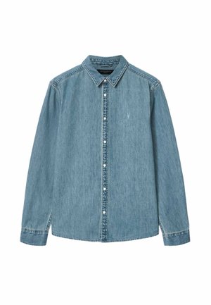 Hellblaues Jeanshemd mit langen Ärmeln, Kragen und weißen Knöpfen, flach auf einem weißen Hintergrund ausgelegt.